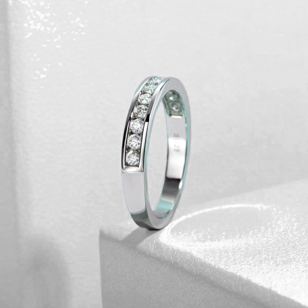 Meia Aliança Adhara Moissanite